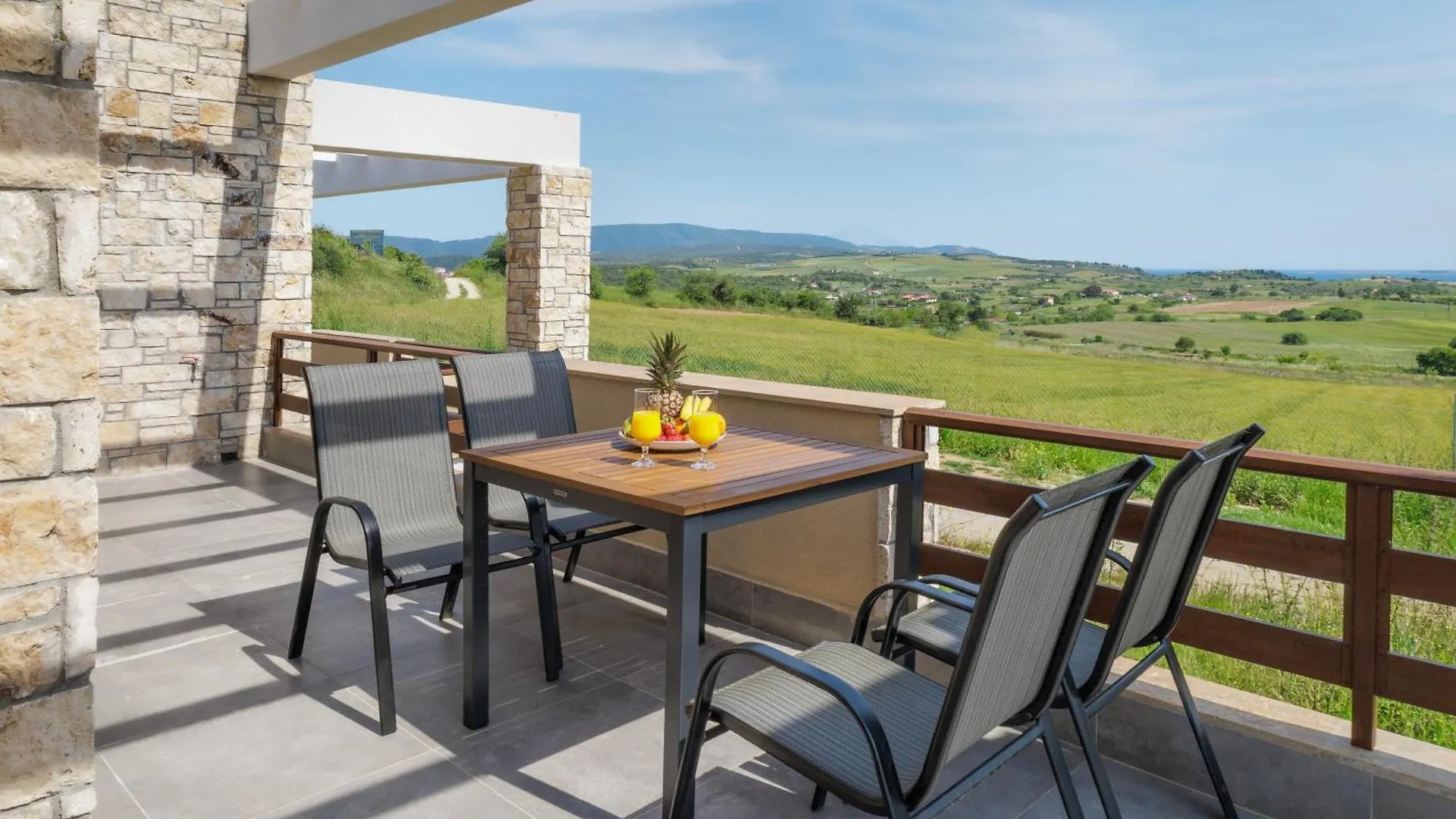 Petradi Luxury Apartments Nea Roda